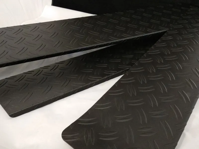 Trittschutzblech-Set (4tlg.) Alu Riffel schwarz passend für VW T7 ab 2021