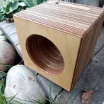 Design Woodspeaker Handy-Ladestation Cube Massivholz mit edlem SaRaiFo Wunsch-Holzfurnier