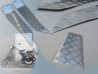 Rollertrittbleche Alu Riffel silber eloxiert passend für Honda X8 R 2teilig