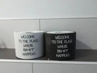 Toilettenpapier-Aufbewahrung weiß mit Aufschrift | Shit happens